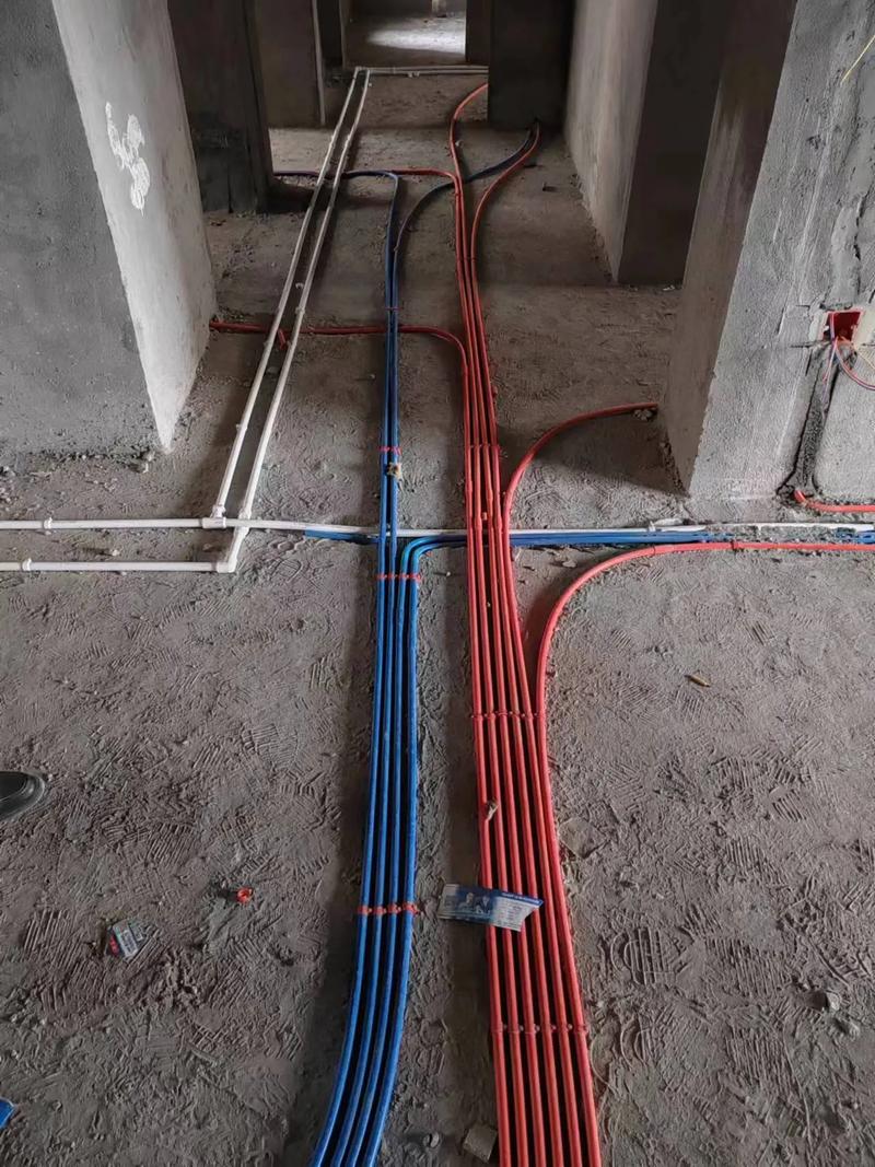 在进行住宅装饰装修工程时，了解并遵循《住宅装饰装修工程施工规范》（GB 50327）是非常重要的。本篇文章将从多个维度对比分析该标准与其他相关规范的优劣之处，并提供实际操作指南。